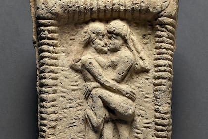 Una tablilla de arcilla babilónica de una pareja desnuda abrazándose en una cama, alrededor del año 1800 a. C.