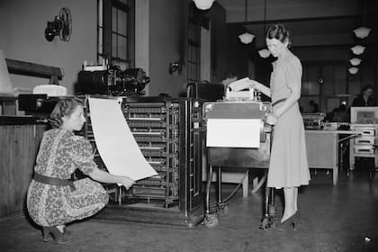 Una tabuladora de Herman Hollerith en uso en el censo de Estados Unidos de 1940