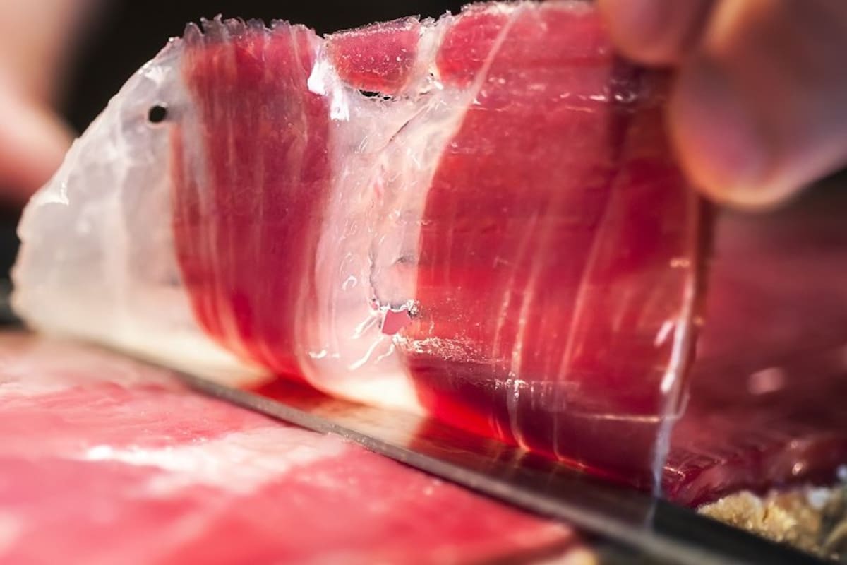 Una tajada del delicioso jamón ibérico puede costar una fortuna.