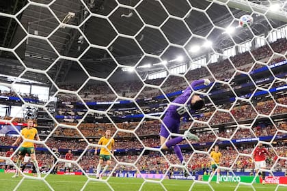 Una tapada espectacular de Patrick Beach, el arquero de Australia; no será suficiente para los Socceroos.