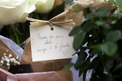 Una tarjeta con la descripción "Descansa en paz, Lola" yace a pocos metros de la residencia donde vivía la joven