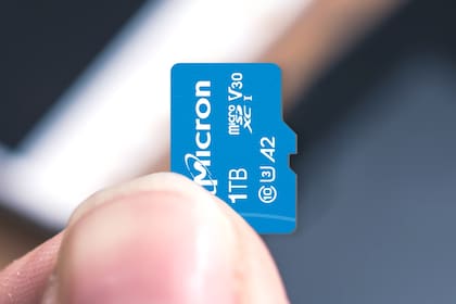 Una tarjeta Micron de 1 TB (terabyte) de capacidad; esos 1024 GB de almacenamiento estaban limitados hasta ahora a discos rígidos y pendrives