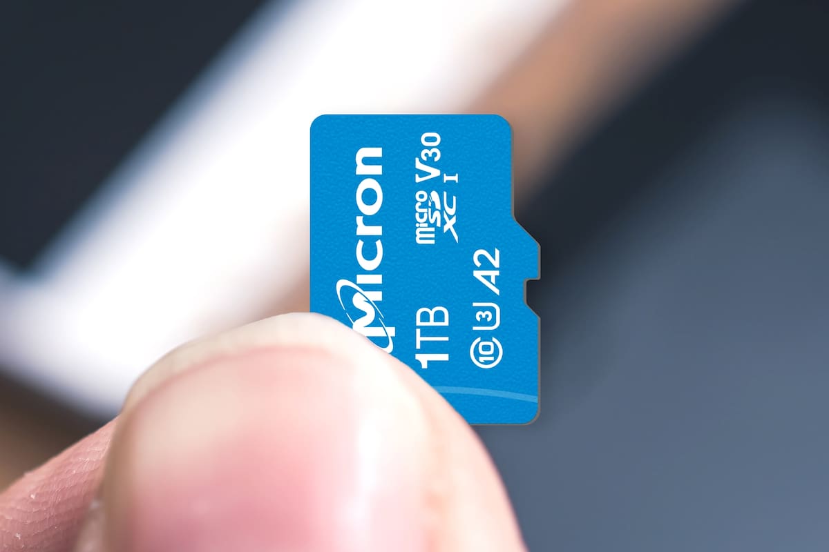 Una tarjeta Micron de 1 TB (terabyte) de capacidad; esos 1024 GB de almacenamiento estaban limitados hasta ahora a discos rígidos y pendrives