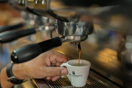 Una taza de espresso es preparada en un restaurante en Sao Paulo, Brasil, el jueves 12 de mayo de 2022. (AP Foto/Andre Penner)