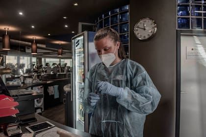 Una técnica prepara un testeo rápido de Covid-19 en Alemania