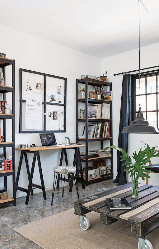 DESPUÉS: ventana de vidrio repartido sin persianas y sin cajón, para una apariencia más limpia. Se sumaron bibliotecas de hierro y madera, en línea con el look industrial del conjunto.