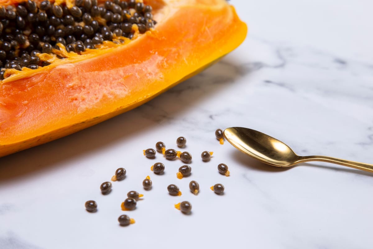 Una tendencia en las redes sociales animaba a las personas a ingerir las semillas de papaya como un remedio para eliminar parásitos