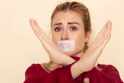 Una tendencia en redes sociales promueve dormir con la boca tapada para, supuestamente, dormir mejor