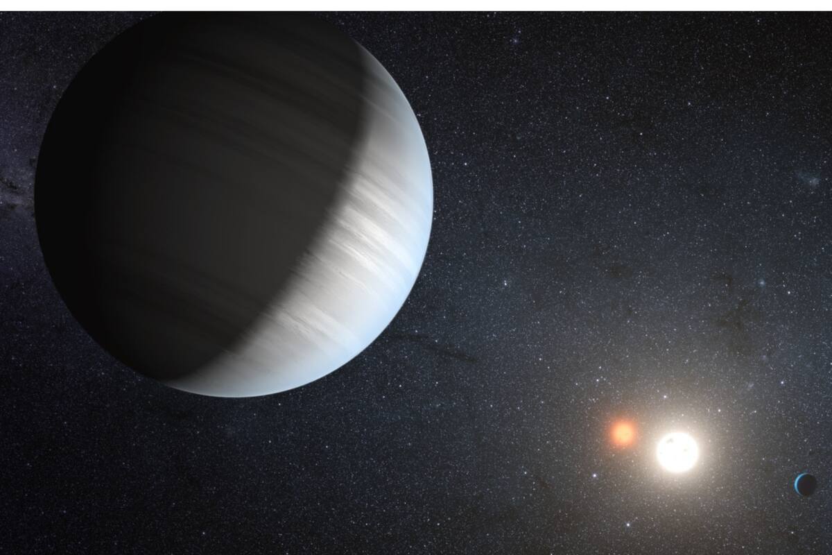 Una tercera estrella ligada gravitacionalmente, la Estrella C, orbita las estrellas A y B cada 400 años