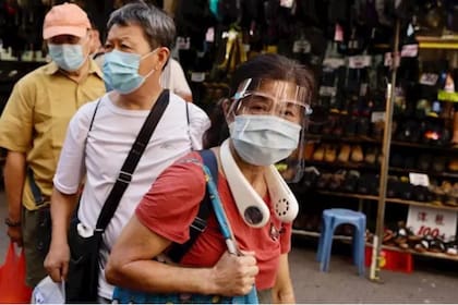 Una tercera ola de contagios complica a Hong Kong