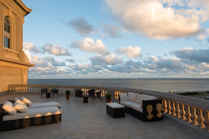 Una terraza al Río de la Plata para ver los atardeceres uruguayos desde el Hotel Sofitel Montevideo Casino Carrasco Spa