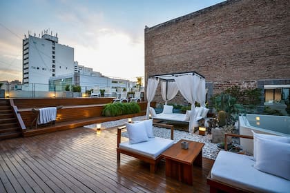 Una terraza calma sobre el skyline de la ciudad