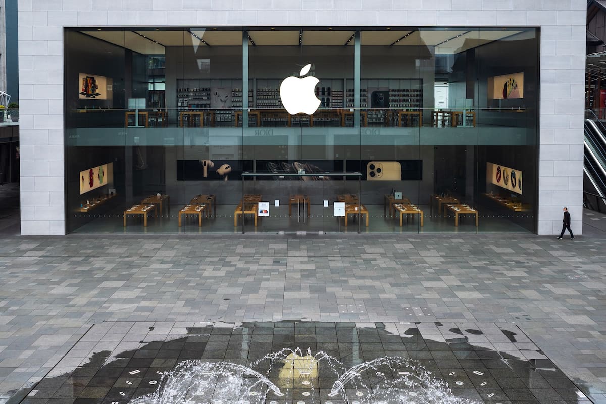 Una tienda Apple Store cerrada el 2 de febrero en Chengdu, China, por el brote de coronavirus