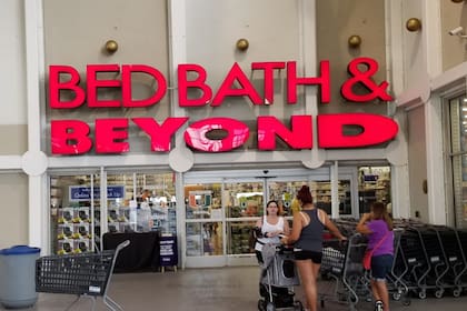 Una tienda de Bed, Bath & Beyond antes de la quiebra (Archivo)