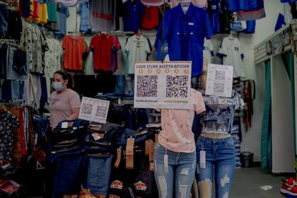 Una tienda de ropa que acepta bitcoins en San Miguel, El Salvador