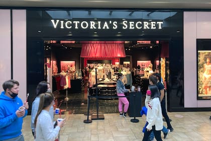 Una tienda de Victoria's Secret en un centro comercial de Scranton, Pensilvania, el 3 de mayo de 2021. (AP Foto/Ted Shaffrey, Archivo)