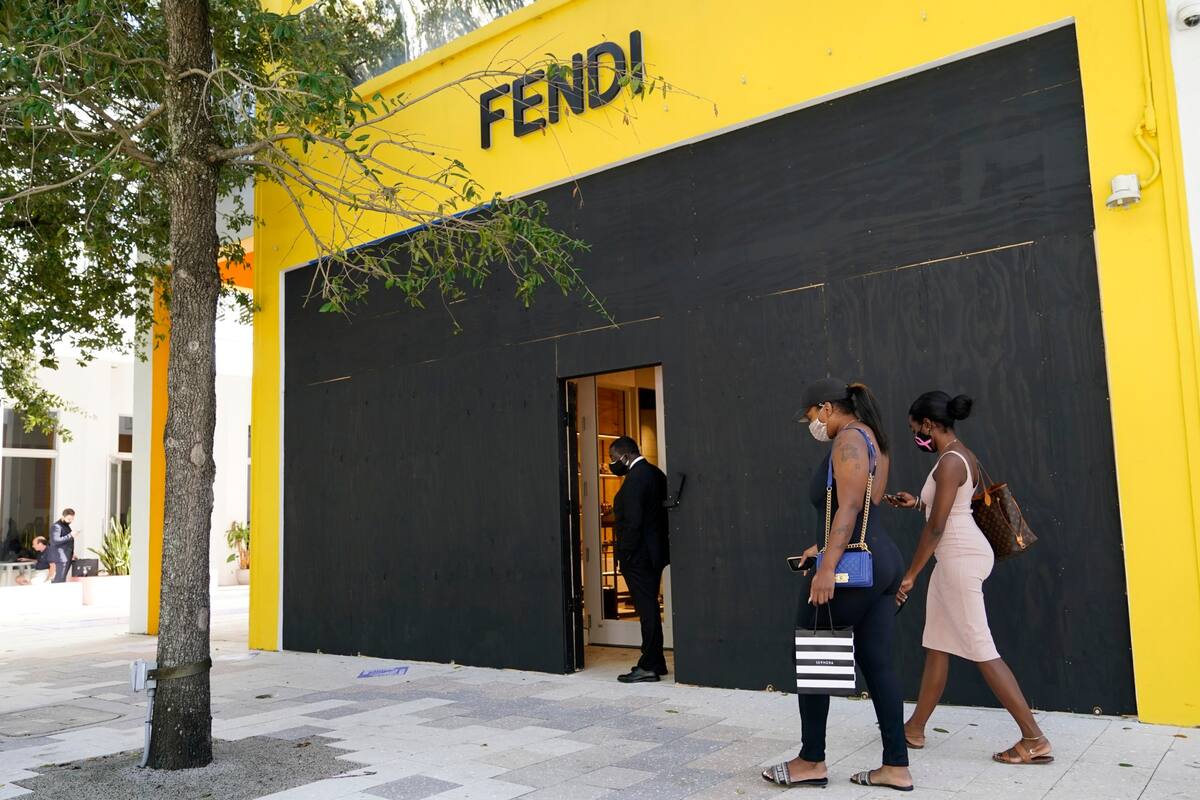 Una tienda en el centro comercial de Miami, tapiada en el día de las elecciones