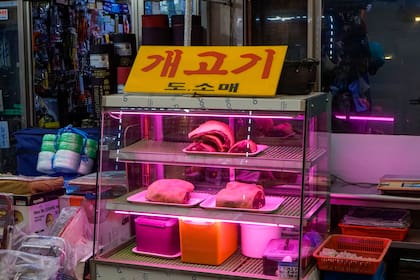 Una tienda que vende carne de perro en el mercado central de Anyang, en Corea del Sur