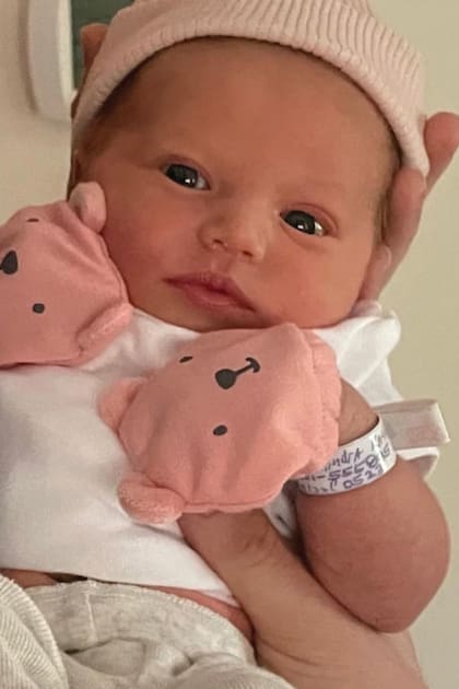 Una tierna imagen de su hija Lily Harper, que nació en 2022