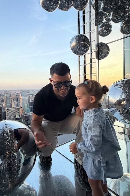 Una tierna postal del "Kun" con su hija Olivia (1), que tiene con su mujer Sofía Calzetti