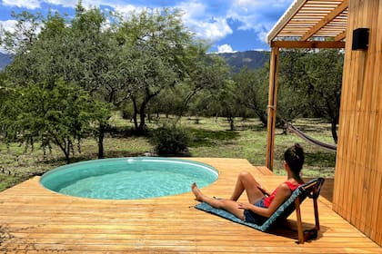 Las expansiones exteriores de la casita (galería, deck con pileta, pérgola y balcón mirador) ocupan la misma superficie que el interior, sumando áreas para habitar el medio circundante.