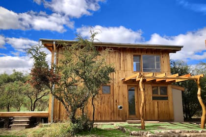 Esta casita en San Javier-Yacanto tiene sistema constructivo 'woodframe' que no requiere agua para su ejecución, no necesita apertura de grandes caminos, tiene tiempos menores de construcción y no hay desechos de obra húmeda.