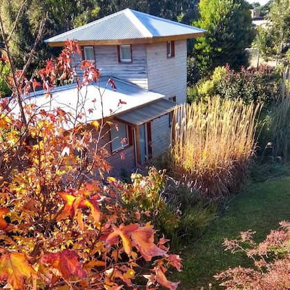 Una tiny house diseñada y construida en el jardín de la casa de Celeste Siccardi.