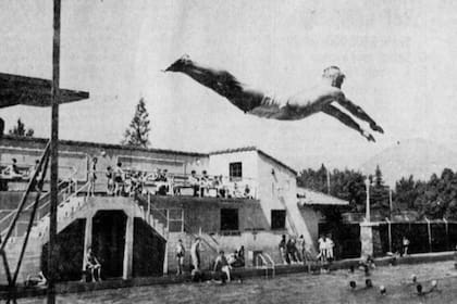 Una típica tarde en la piscina municipal de Perris Hill, en San Bernardino, en julio de 1943.