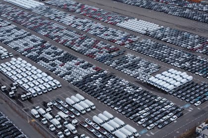 Una toma aérea del Puerto de Zárate, hoy por la mañana, donde hay 15.000 autos importados a la espera de poder entrar al país