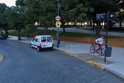 Una toma de la calle Crucero General Belgrano, en Retiro, con la Plaza San Martín de fondo