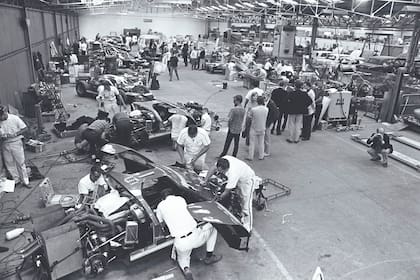 Una toma del garage de Ford en Lemans en 1966