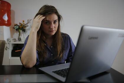 Una tormenta en el cerebro: Victoria, una joven consultora de comunicación, confiesa que, aunque es incapacitante e impide llevar una vida normal, la mayoría no lo toma como algo grave. "Lo peor es la fotofobia -afirma-. Antes me daba vergüenza decir que me volvía a casa por un dolor de cabeza&