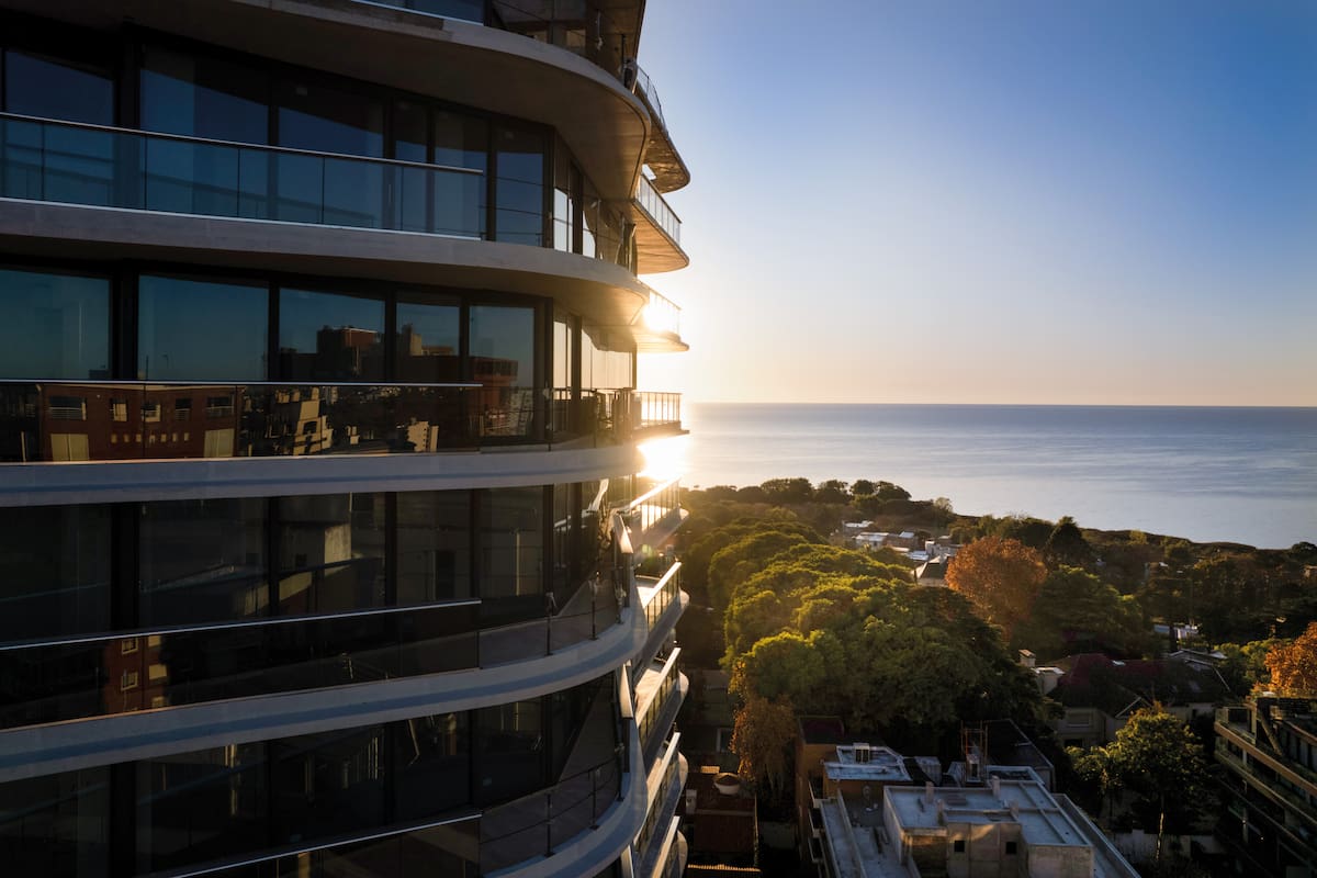 Una torre de lujo con vista al río: en muchos cassos los balcones no se pueden disfrutar por el impacto del viento.