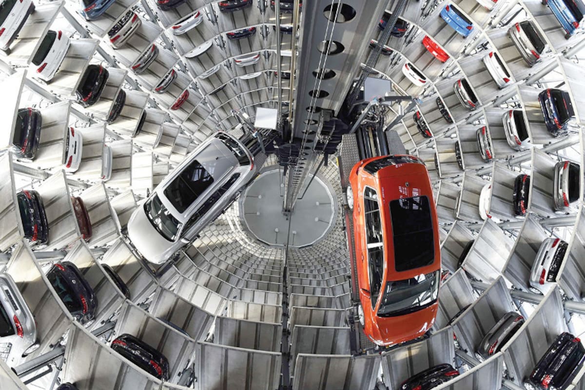 Una torre para estacionar vehículos en la planta de ensamblaje de Volkswagen en Wolfsburgo, Alemania
