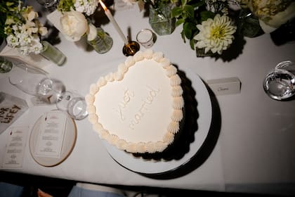 Una torta de chocolate con forma de corazón para los recién casados, uno de los éxitos de la fiesta que organizaron por la noche.