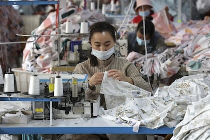 Una trabajadora de la industria textil en Shandong, una provincia del este de China