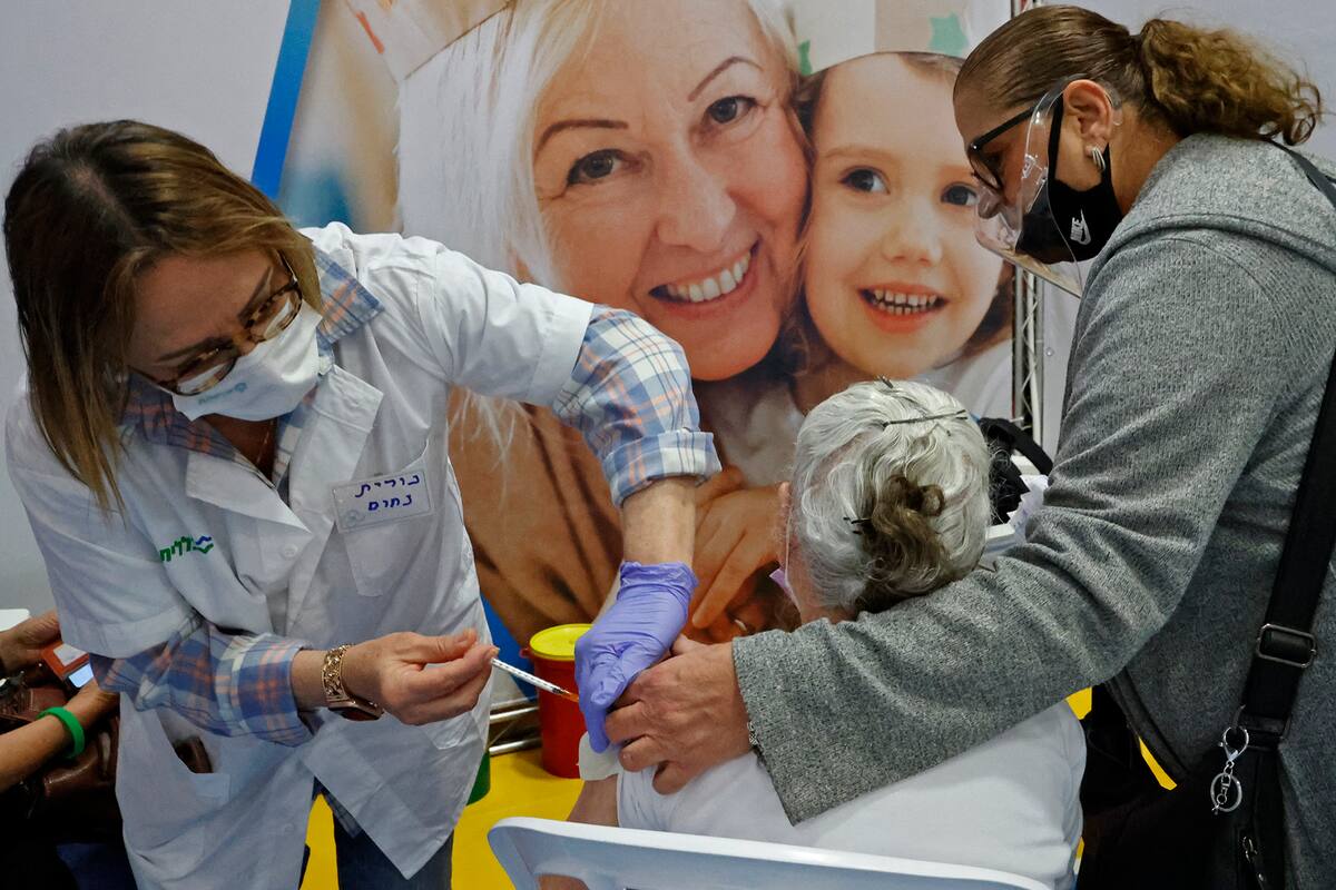 Una trabajadora de la salud israelí administra una dosis de la vacuna Pfizer en la ciudad central israelí de Hod Hasharon
