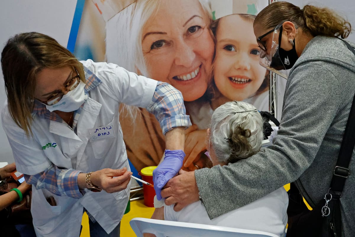 Una trabajadora de la salud israelí administra una dosis de la vacuna Pfizer-BioNtech contra la Covid-19 en Clalit Health Service, Israel