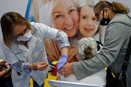 Una trabajadora de la salud israelí administra una dosis de la vacuna Pfizer-BioNtech contra la Covid-19 en Clalit Health Service, Israel