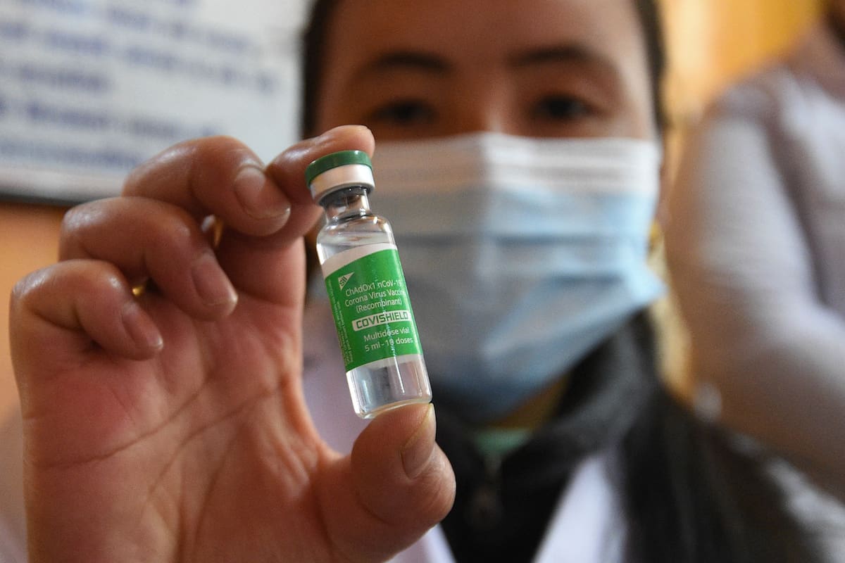 Una trabajadora de la salud muestra un vial de la vacuna Covishield contra el coronavirus en un puesto de salud cerca de Lukla, Nepal, el 23 de abril de 2021