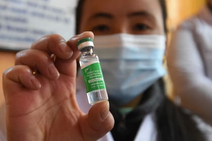 Una trabajadora de la salud muestra un vial de la vacuna Covishield contra el coronavirus en un puesto de salud cerca de Lukla, Nepal