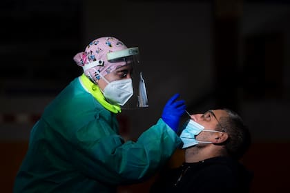 Una trabajadora de la salud realiza una prueba rápida de antígeno para detectar la Covid-19 durante una detección masiva de coronavirus en Tui, noroeste de España, el 8 de diciembre de 2020