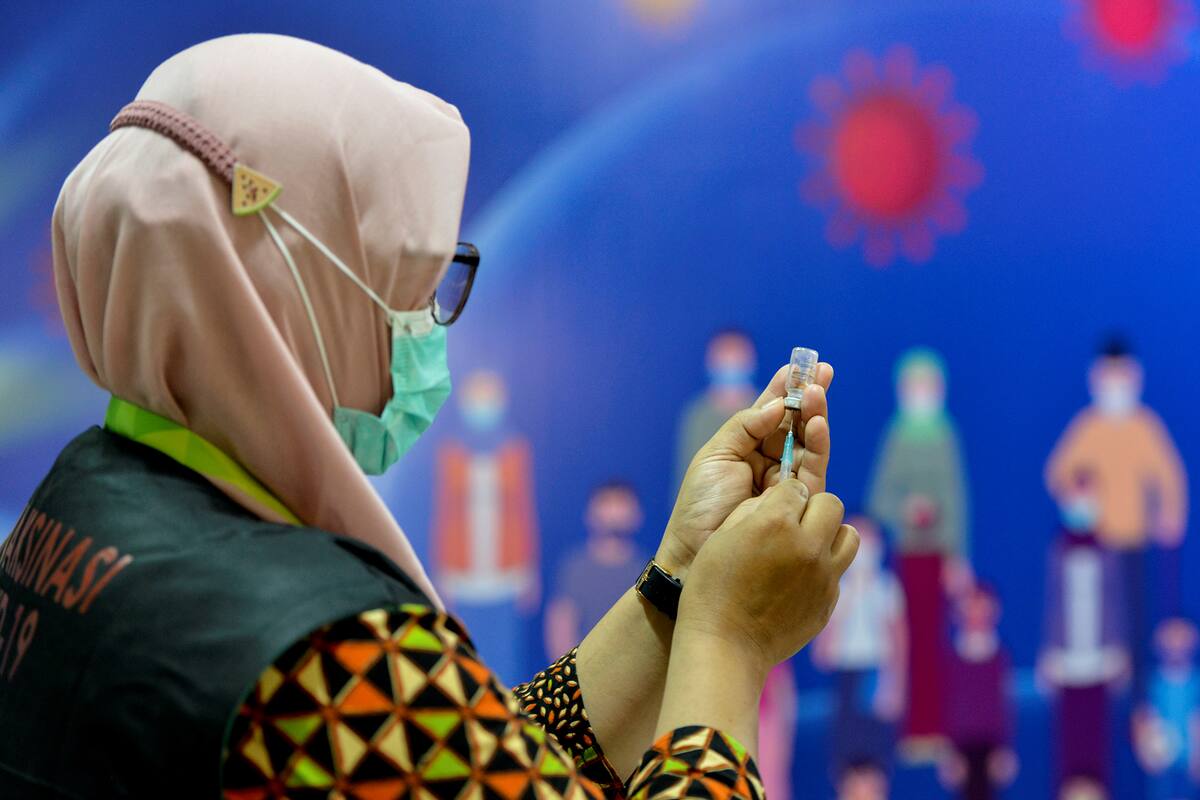 Una trabajadora de la salud se prepara para administrar la vacuna Sinovac contra el coronavirus Covid-19 en el Hospital Zainoel Abidin en Banda Aceh, en Indonesia, el 21 de enero de 2021
