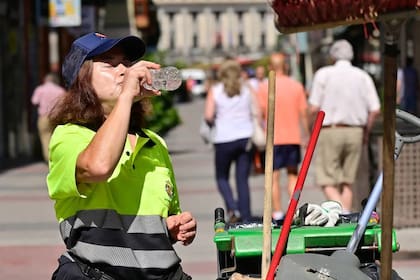 Una trabajadora del servicio de limpieza de Barcelona murió tras regresar a su casa al finalizar su jornada laboral, que se extendió de 14 a 21 horas en plena ola de calor