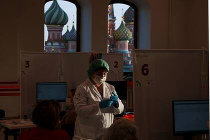 Una trabajadora médica prepara una vacuna contra el Covid-19 de Sputnik Lite de Rusia en un centro de vacunación en el GUM, la tienda del Departamento de Estado, en la Plaza Roja en Moscú