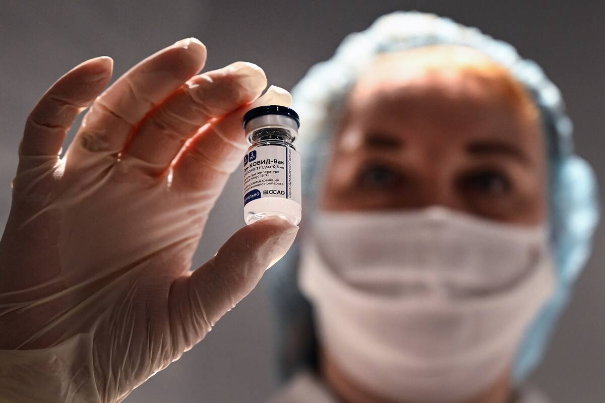 Una trabajadora médico sostiene una caja con un vial de la vacuna rusa Sputnik V (Gam-COVID-Vac) contra la enfermedad del coronavirus en un punto de vacunación en los grandes almacenes GUM en Moscú el 18 de enero de 2021