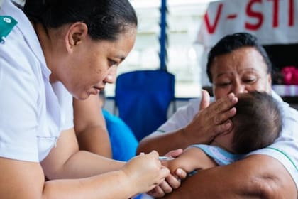 Una trabajadora sanitaria vacuna a un niño durante una campaña de inmunización, una de las principales tareas de la agencia de Naciones Unidas para proteger la salud infantil