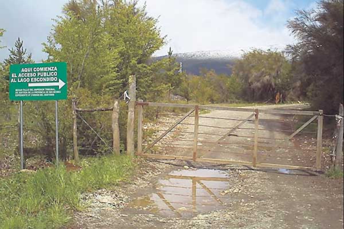 Una tranquera, al comienzo del camino hacia lago Escondido