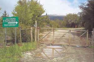 Una tranquera, al comienzo del camino hacia lago Escondido