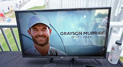 Una transmisión televisiva proyecta en la carpa de transmisión una foto de Grayson Murray durante la tercera ronda del torneo de golf Charles Schwab Challenge en el Colonial Country Club, en Fort Worth, Texas, el sábado 25 de mayo de 2024. (AP Foto/LM Otero)
